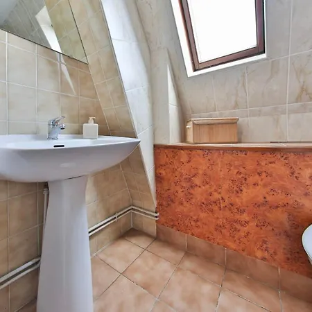 Generous 3-bedrooms Under The Roof Downtown - Dodo Et Tartine *